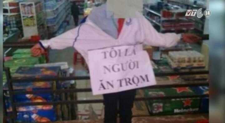 Clip siêu thị ép nữ sinh đeo biển tôi là người ăn trộm
