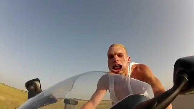 Chạy môtô tốc độ 250km/h, khuôn mặt biến dạng kinh dị