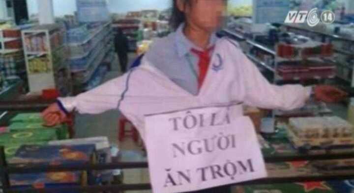 Sẽ khởi tố nhân viên siêu thị ép nữ sinh đeo biển ăn trộm