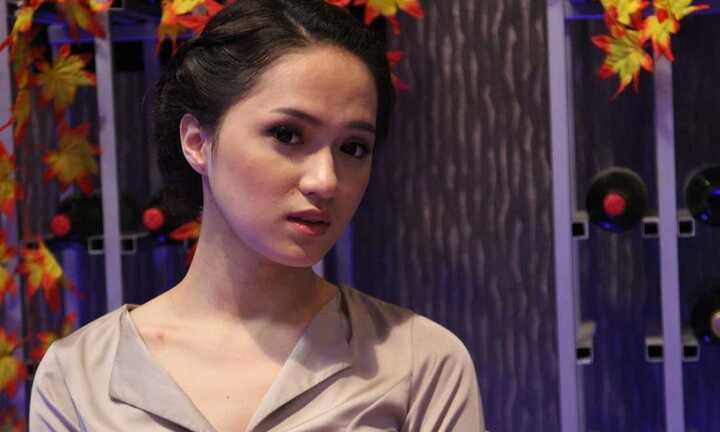 Hương Giang chuyển giới làm cô phục vụ lẳng lơ