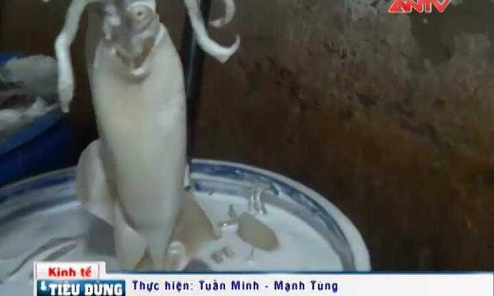 Clip 'phù phép' mực thối thành trắng phau bằng thùng phuy hóa chất