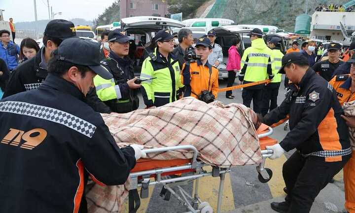 Toàn cảnh vụ lật phà, hàng trăm người chết ở Hàn Quốc