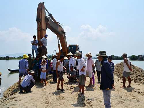 Dân vây nhà thầu trộm cát làm đường ngàn tỉ