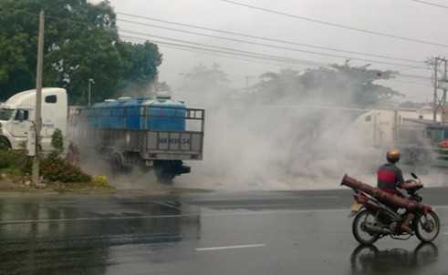 Hàng nghìn lít a xít đổ tràn, người đi đường tháo chạy