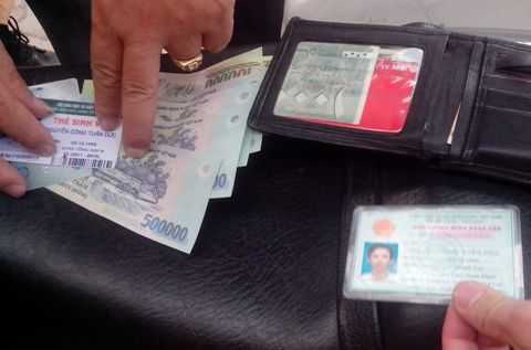 CSGT Hà Nội thông báo tìm người đánh rơi ví tiền