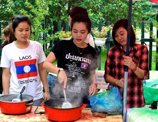 Nữ sinh Hàn trổ tài nấu ăn cực khéo