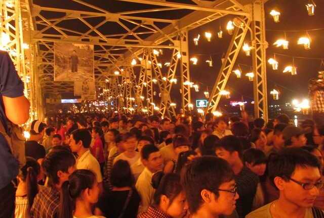 Festival Huế 2014: Cầu Trường Tiền lộng lẫy trong nghệ thuật sắp đặt
