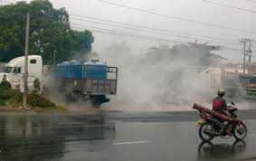 Clip: Kinh hoàng vỡ bồn chứa, hàng ngàn lít a-xít tràn ra đường
