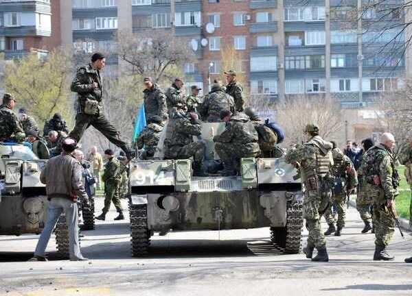 Ukirane 'giật gấu vá vai' với khoản nợ khổng lồ