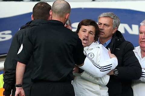 Mourinho nghĩa hiệp, ngăn 'đàn em' đánh trọng tài