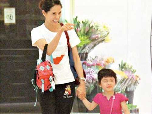 'Tiểu Long Nữ' Lý Nhược Đồng đưa con gái đi mua sắm