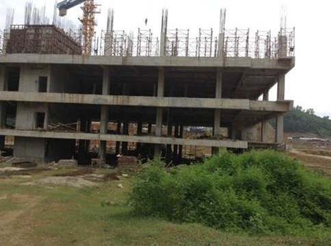 Nghịch lý: Dân không có nơi chữa bệnh, bệnh viện 'đắp chiếu'