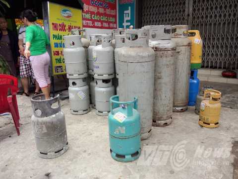 Đang nấu ăn, bất ngờ bình gas phát hỏa bén lên mặt