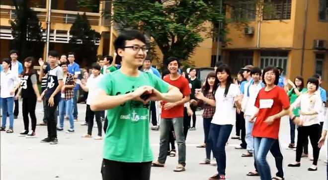 Nam sinh Bách khoa tỏ tình lãng mạn giữa sân trường