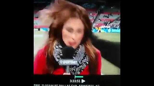 Clip: Nữ phóng viên bị bóng đập vào đầu khi đang dẫn truyền hình