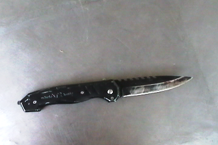 Bị quấy rầy không ngủ được, lấy dao đâm thẳng ngực bạn