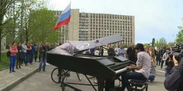 Clip: Chơi đàn trước tòa nhà chính quyền ở Donetsk