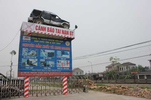 Trưng 'xế hộp' bẹp dúm để răn đe lái xe