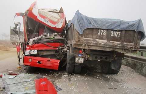 Đấu đầu xe tải, xe giường nằm nát đầu