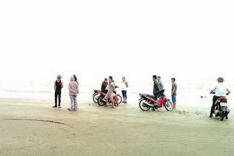 Tắm biển, nam sinh lớp 7 bị nước cuốn mất tích