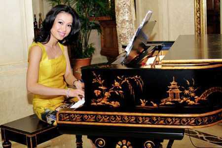 Cuộc sống xa hoa của các 'quý bà' showbiz