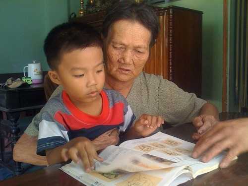 'Thần đồng' 3 tuổi biết đọc sách, nói tiếng Anh