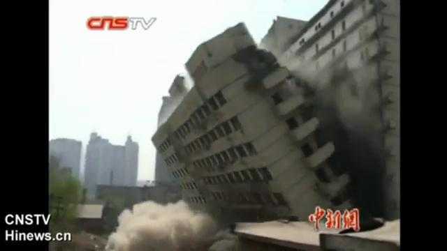 Clip: Cao ốc tách làm đôi, một nửa sụp đổ trong chớp mắt