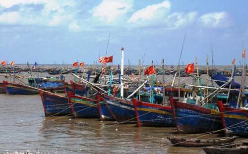 Tàu chở 50 ngư dân bị sóng đánh chìm