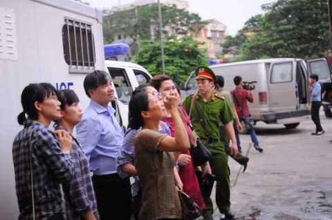 Clip: Vợ Dương Chí Dũng hôn gió tiễn chồng về trại giam