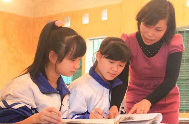 Cô giáo vừa dạy sử vừa múa
