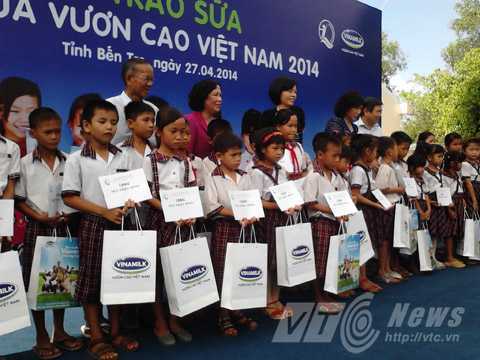 Vinamilk trao 77.000 ly sữa cho trẻ em Bến Tre