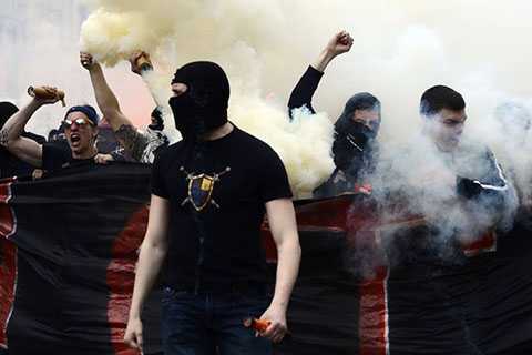Ukraine: Fan cuồng bóng đá tấn công người biểu tình đòi ly khai