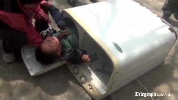 Clip: Cưa máy giặt giải cứu bé 2 tuổi