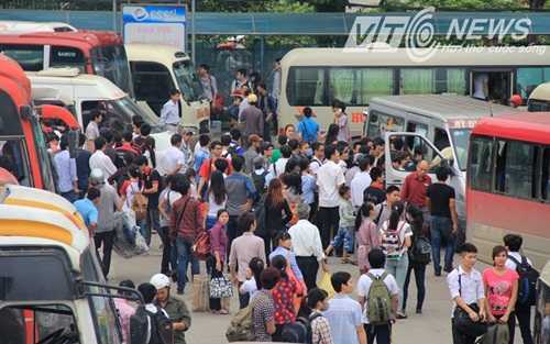 Hàng vạn người chen chúc về quê nghỉ lễ