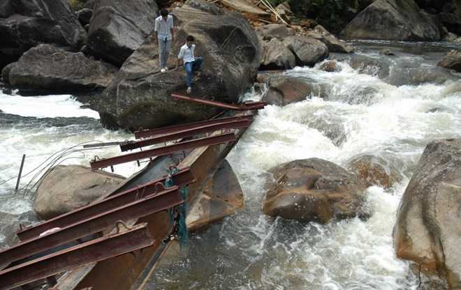 Clip: Lũ quét cuốn phăng cầu Chu Va 6 ở Lai Châu