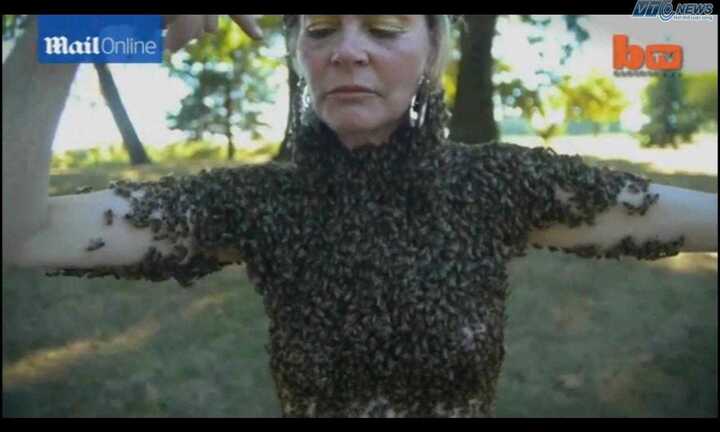 Rùng mình 12.000 con ong bu trên người một phụ nữ