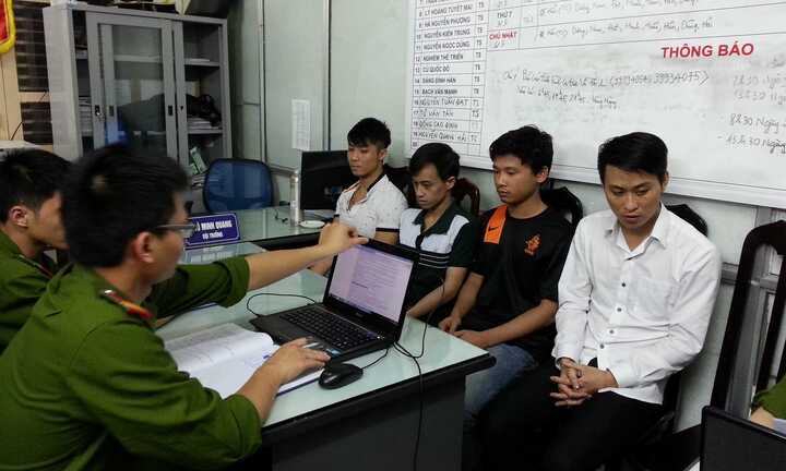 Bắt 4 thanh niên dùng công nghệ cao, chiếm đoạt tiền tỷ