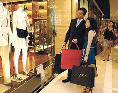 Người Việt vẫn mạnh tay mua hàng xa xỉ