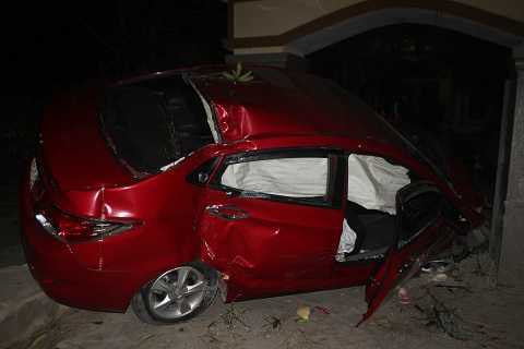 Xe con lao vào nhà dân, 5 người nhập viện