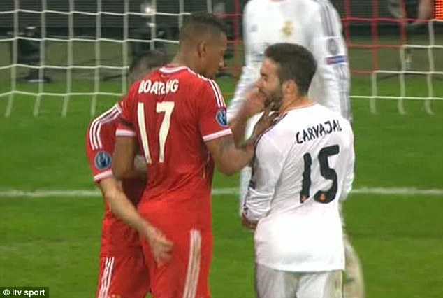 Thua trận, Ribery nổi khùng tát đối thủ