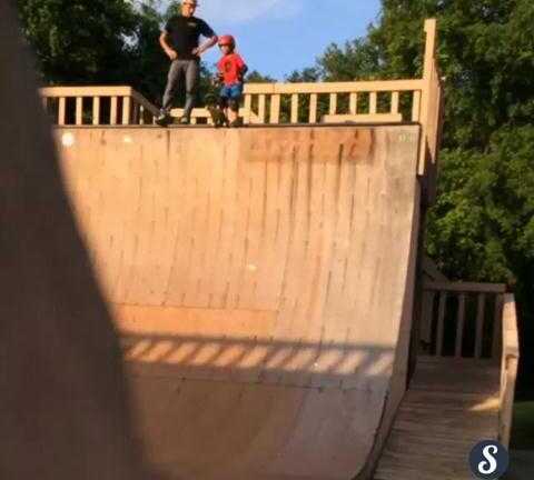 Choáng váng pha bố đá con trong lúc tập trượt ván