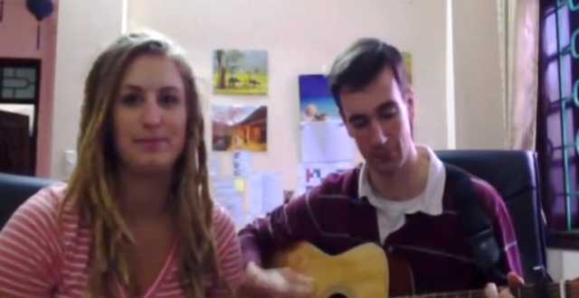 Cô giáo Mỹ xinh đẹp hát nhạc Tuấn Hưng cực dễ thương