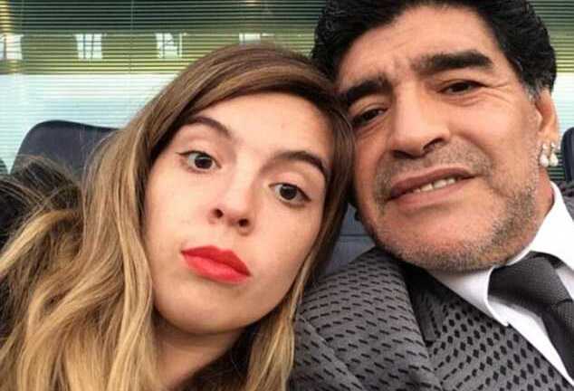 Xem Chelsea, Maradona hí hửng chụp ảnh 'tự sướng'
