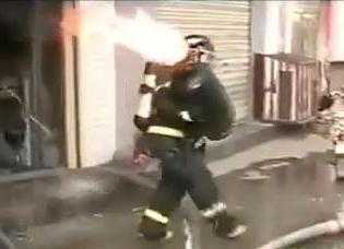 Lính cứu hỏa dũng cảm ôm bình gas đang cháy