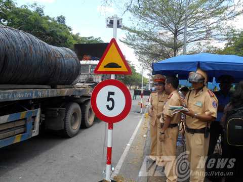 Xử lý xe quá khổ, quá tải: Những ca khó của CSGT