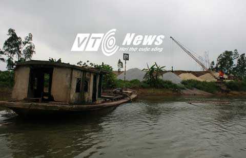 Người dân bị cát tặc tấn công vẫn đang nguy kịch