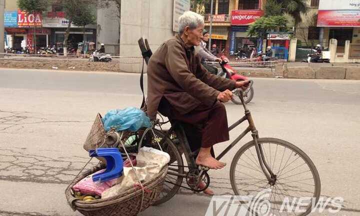 Ông lão ngoài 80 bán chuối ở Hà Nội giờ ra sao?