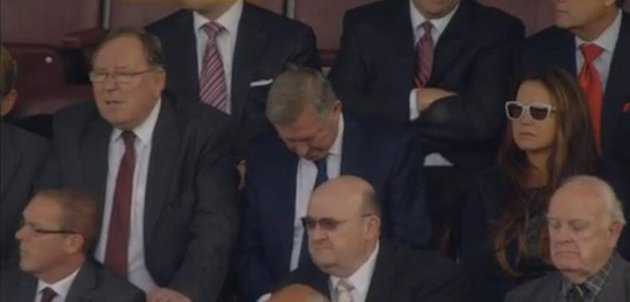 Man Utd thua xấu hổ, Sir Alex ngủ gật trên khán đài