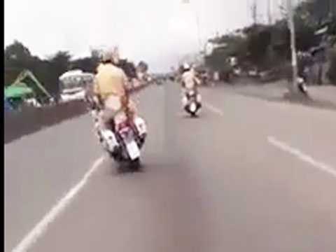 CSGT 'đánh võng' để bảo vệ đoàn đua