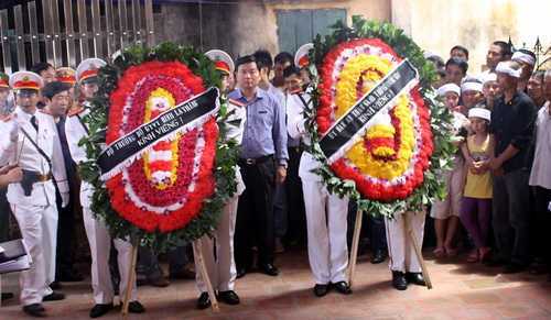 Bộ trưởng Thăng viếng đám tang CSGT tử nạn trên cao tốc